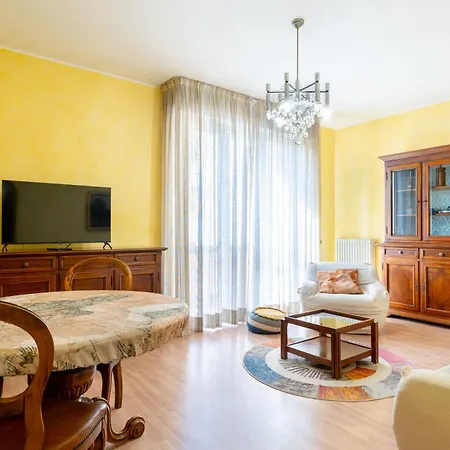 Spacious At Apartment *